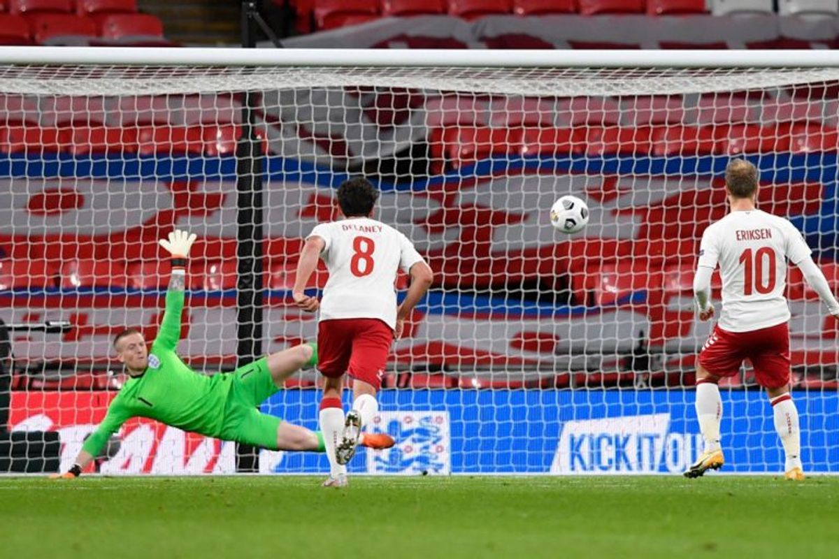 Christian Eriksen havde ingen problemer med at passere Jordan Pickford på straffespark. – Foto: Toby Melville/Reuters/Scanpix
