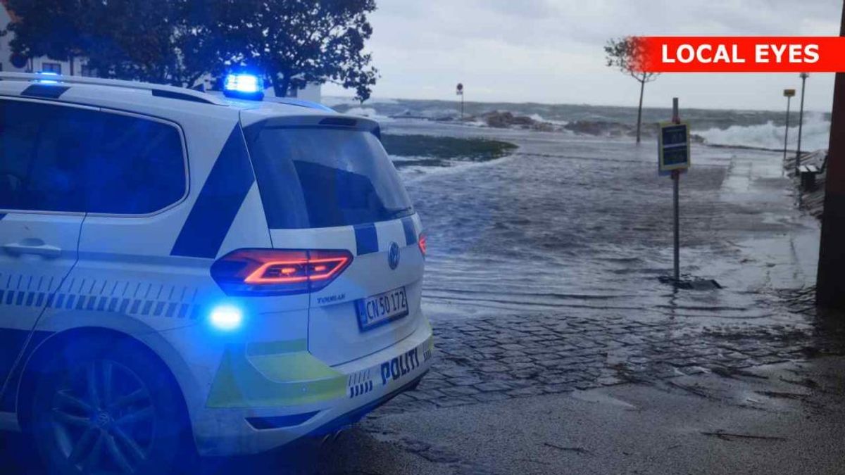 På havnen i Gudhjem slog dønninger fire-fem meter ind over kajen – og slyngede sten af håndboldstørrelse op på kajen. Klik videre og se flere billeder fra Danmark. Foto: Local Eyes