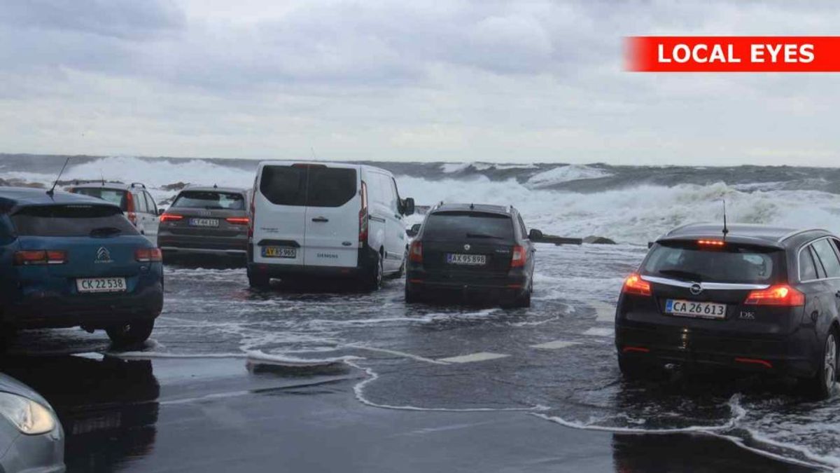 Bilerne på kajen i Gudhjem blev skubbet af vandet. Foto: Local Eyes