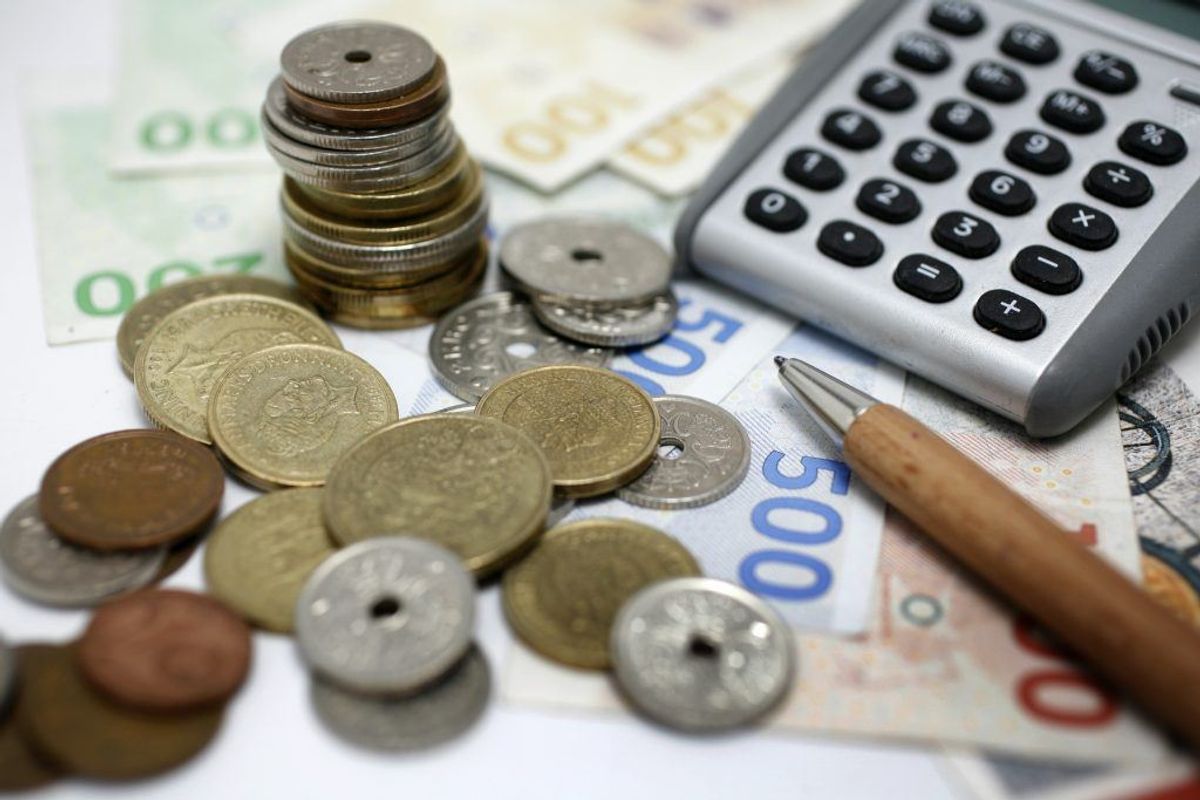 Hvis du er timelønnet, bør antallet af arbejdstimer og timelønnen stå tydeligt opført på lønsedlen, så du kan kontrollere, om det stemmer.
Tjek også, om du har fået eventuelle tillæg, som du har ret til ifølge overenskomsten. Det kan være overarbejdstillæg eller tillæg for arbejde i weekender eller under særlige forhold. Du kan også have ret til tillæg for gener og anciennitet. Foto: Colourbox.