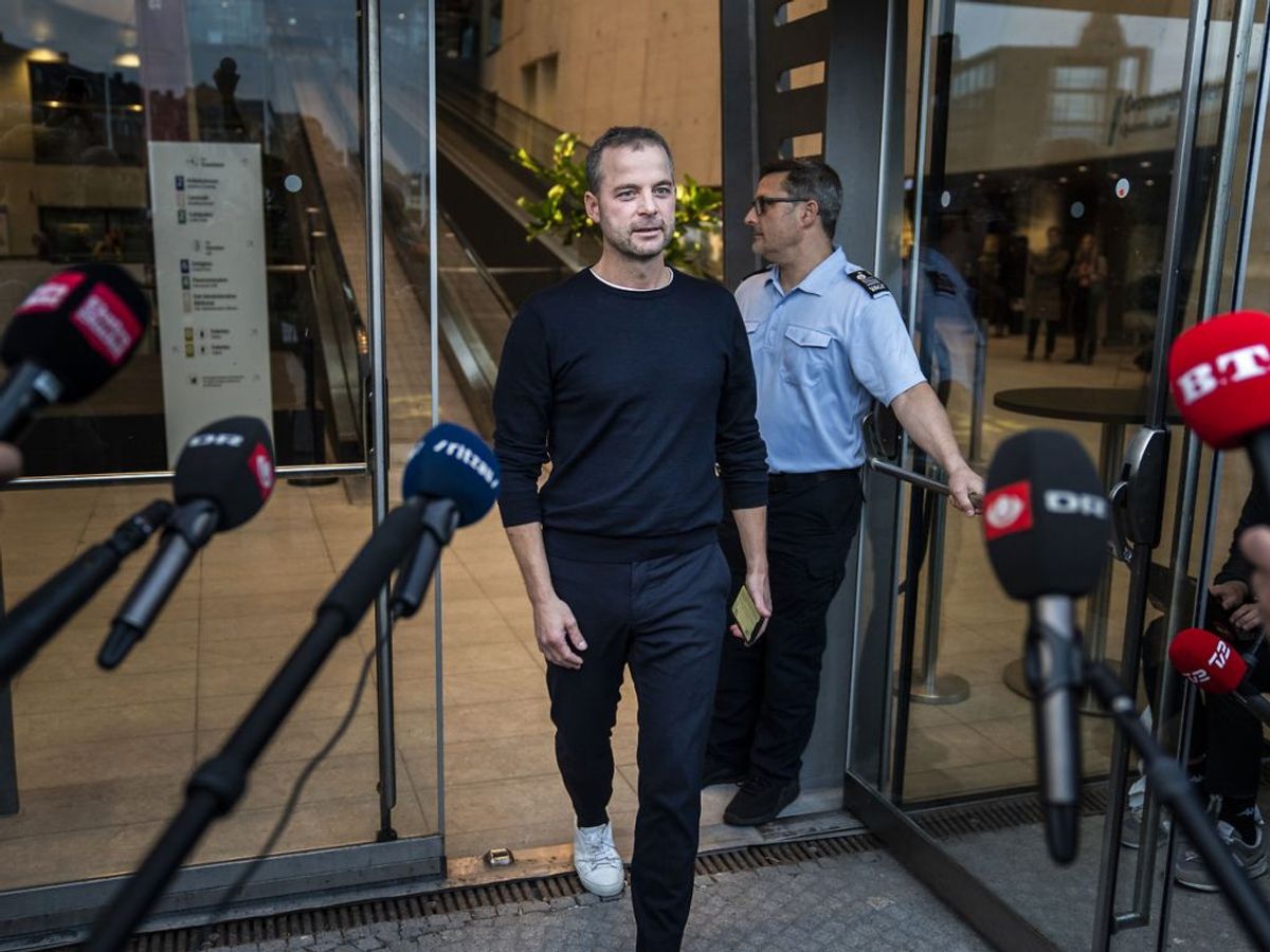 7. oktober mødes folketingsgruppen hos De Radikale til et hemmeligt møde i Den Sorte Diamant. Det strækker sig over mere end seks timer.
Efter mødet træder Morten Østergaard tilbage som formand, da det er ham, der for knap ti år siden lagde en hånd på låret af Lotte Rod.
Han pointerer, at det er hans egen håndtering af sagen, der får ham til at gå af.
(Foto: Martin Sylvest)