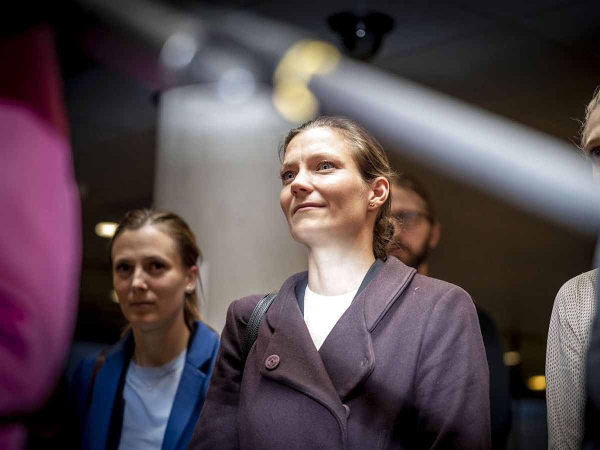 12. oktober offentliggøres partiets sekretariat en redegørelse over partiets håndtering af de tre sager om uønsket seksuel opmærksomhed fra Morten Østergaard.
Den fastslår, at der i alle sager er reageret. Østergaard har fået en reprimande og en indskærpelse af, at det ikke skulle ske igen. Ikke alle klagerne har fået besked om, at der blev handlet.
En ekstern ekspert vurderer i redegørelsen, at en mangel på retningslinjer har svækket håndteringen af sagerne.
(Foto: Mads Claus Rasmussen/Ritzau Scanpix)