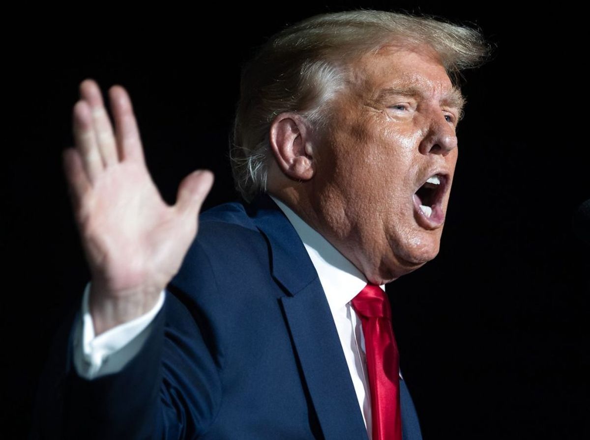 USA’s præsident, Donald Trump, holder mandag lokal tid sit første vælgermøde i Sanford i delstaten Florida, siden det blev oplyst, at han var smittet med coronavirus. (Photo by SAUL LOEB / AFP)
