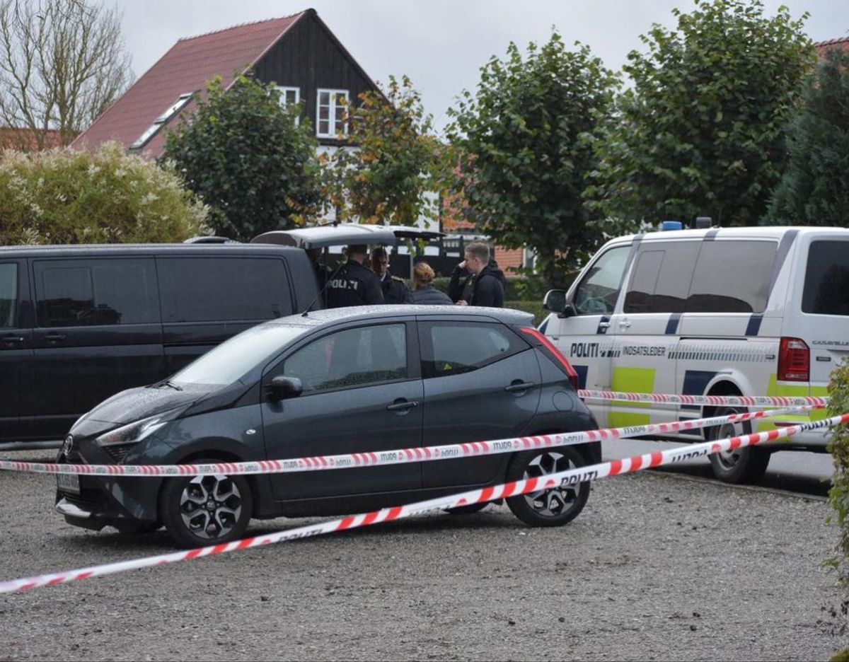 Politiet er fredag aften massivt til stede i Aarhus-forstaden Tilst. Foto: Øxenholt Foto