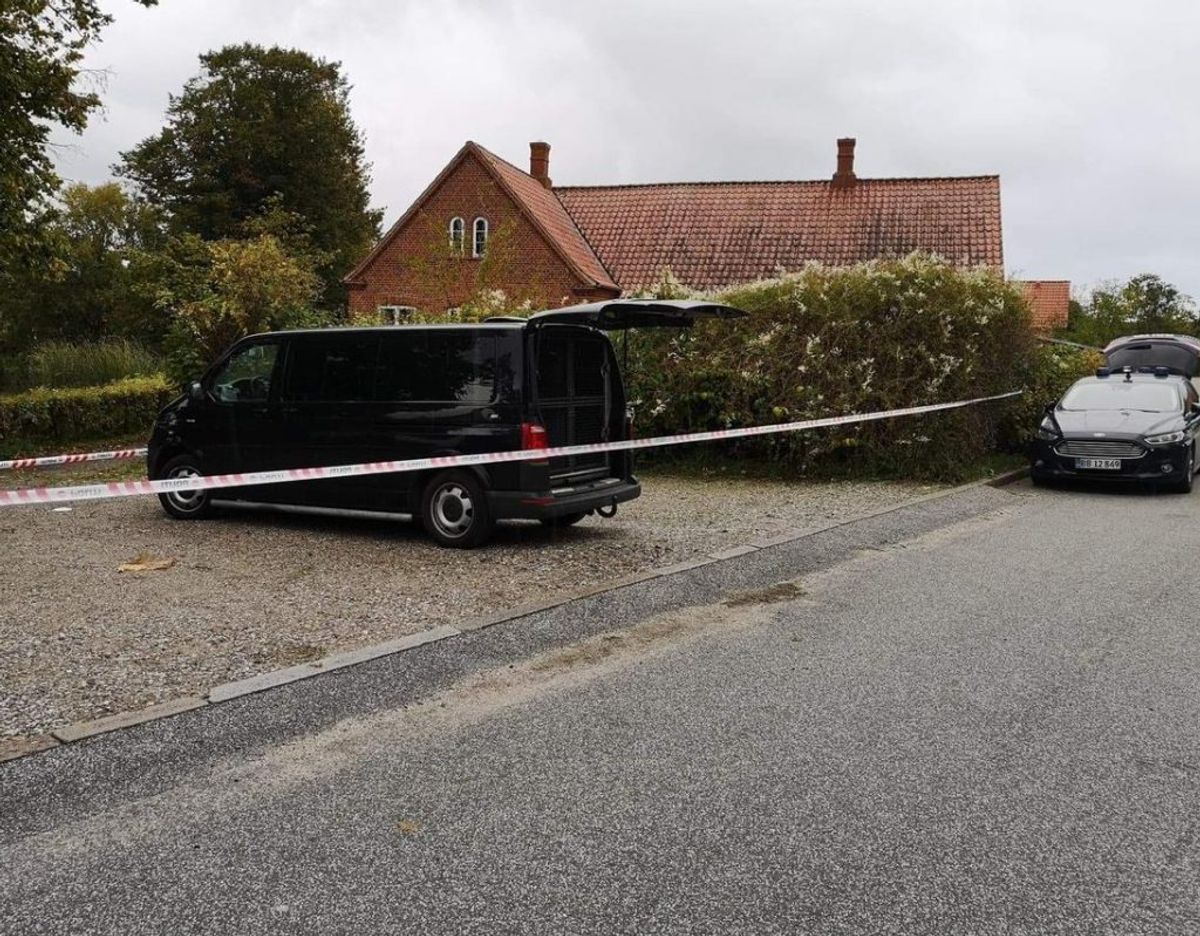 Politiet er fredag aften massivt til stede i Aarhus-forstaden Tilst. Foto: Øxenholt Foto
