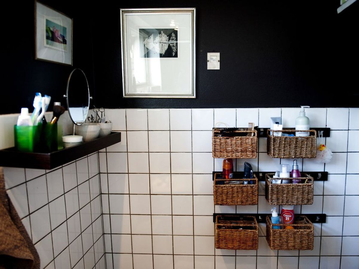 Alternativt kan du sørge for at opbevare din tandbørste i et skab. Her er den mindre udsat for bakterier fra toiletbesøg. Foto: Ritzau Scanpix/ arkiv