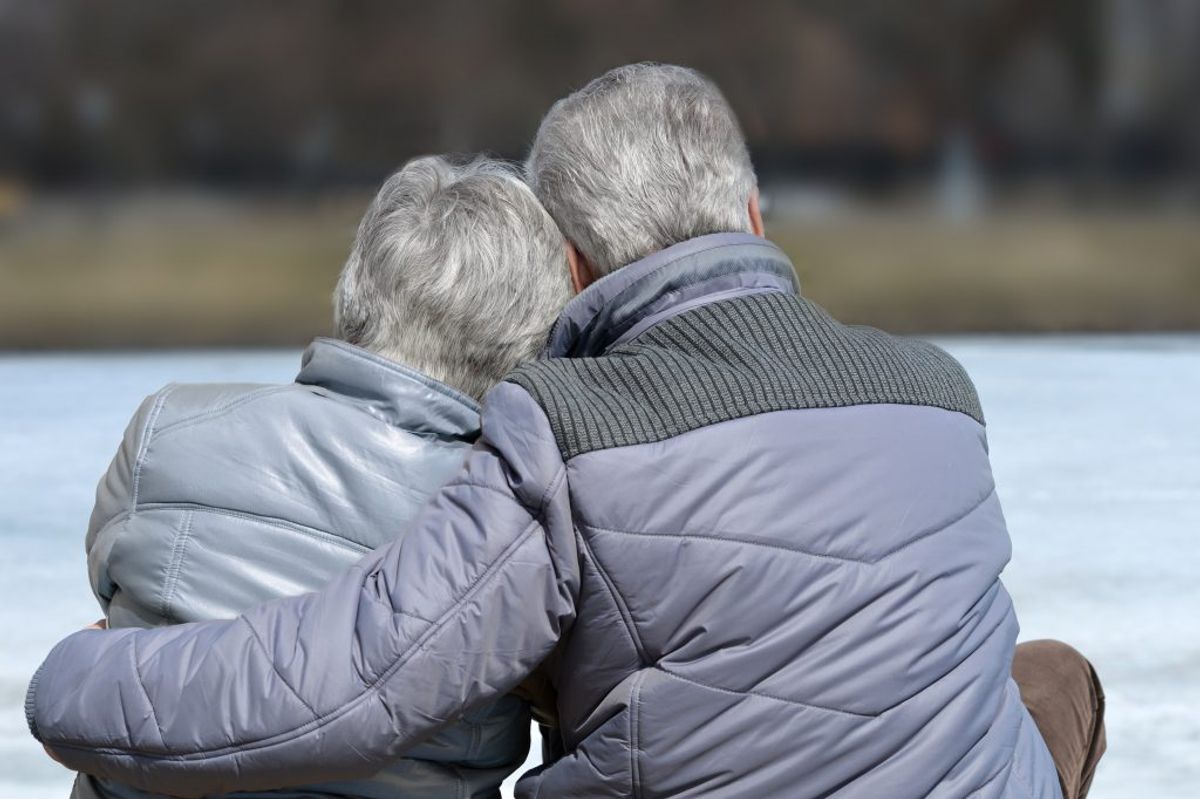 Du kan godt give kram til dine allernærmeste, fx partner, børn og børnebørn, men undgå håndtryk, kindkys og kram til andre end dine nærmeste pårørende. Kilde: Sundhedsstyrelsen. Arkivfoto.