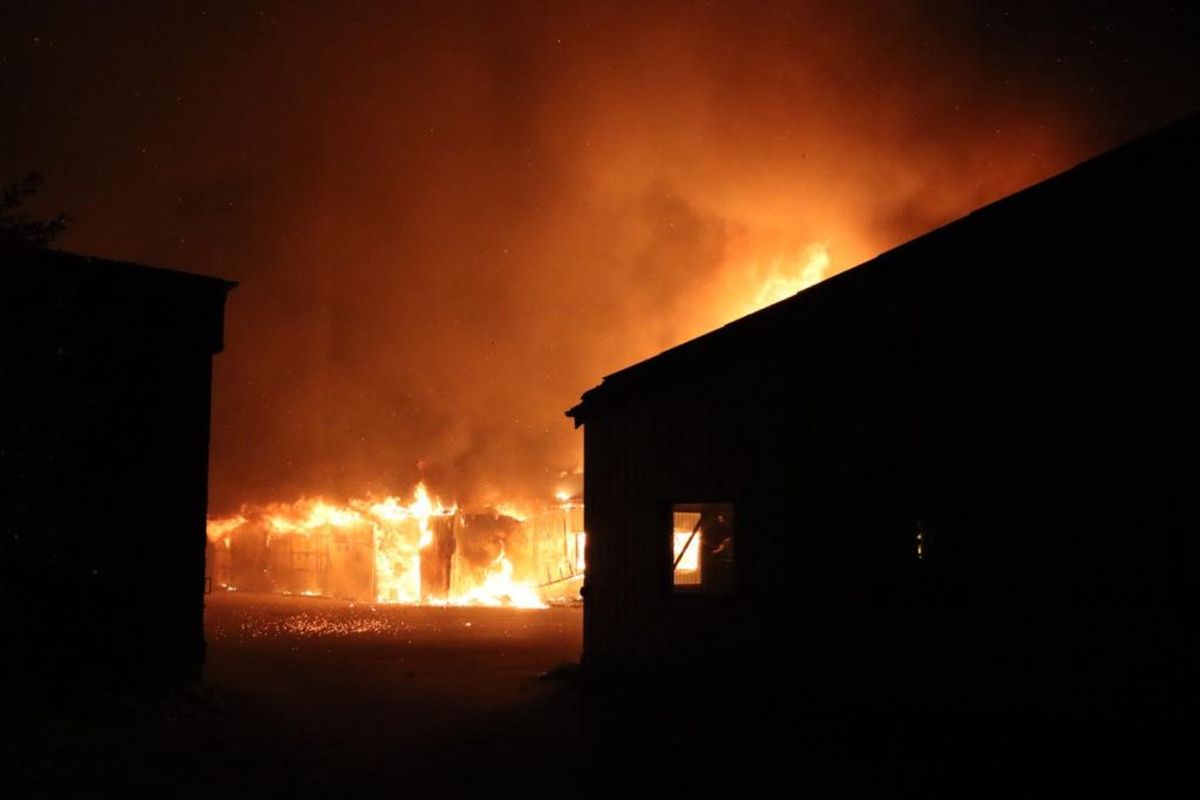 Der er ikke noget at redde, så bygningen får lov at brænde ned. Foto: Øxenholt Foto