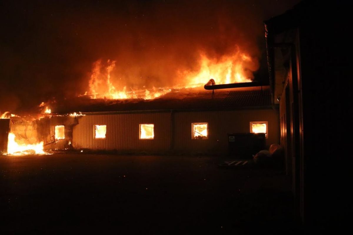 Der er ikke noget at redde, så bygningen får lov at brænde ned. Foto: Øxenholt Foto