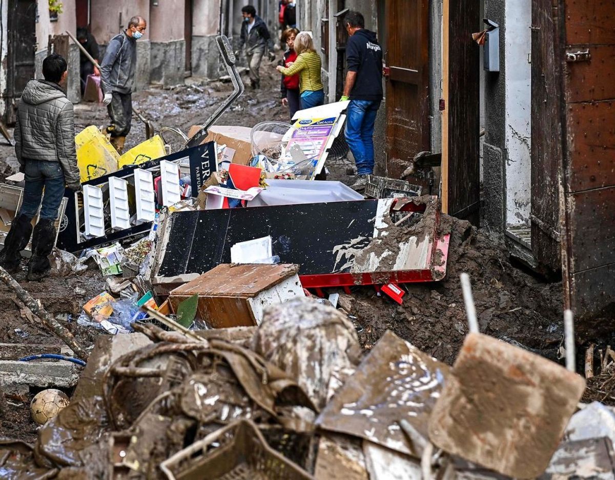 I Garessio, Piedmont, renser de ud efter massive mudderskrev. Klik videre og se flere billeder af ødelæggelserne. Foto: Scanpix