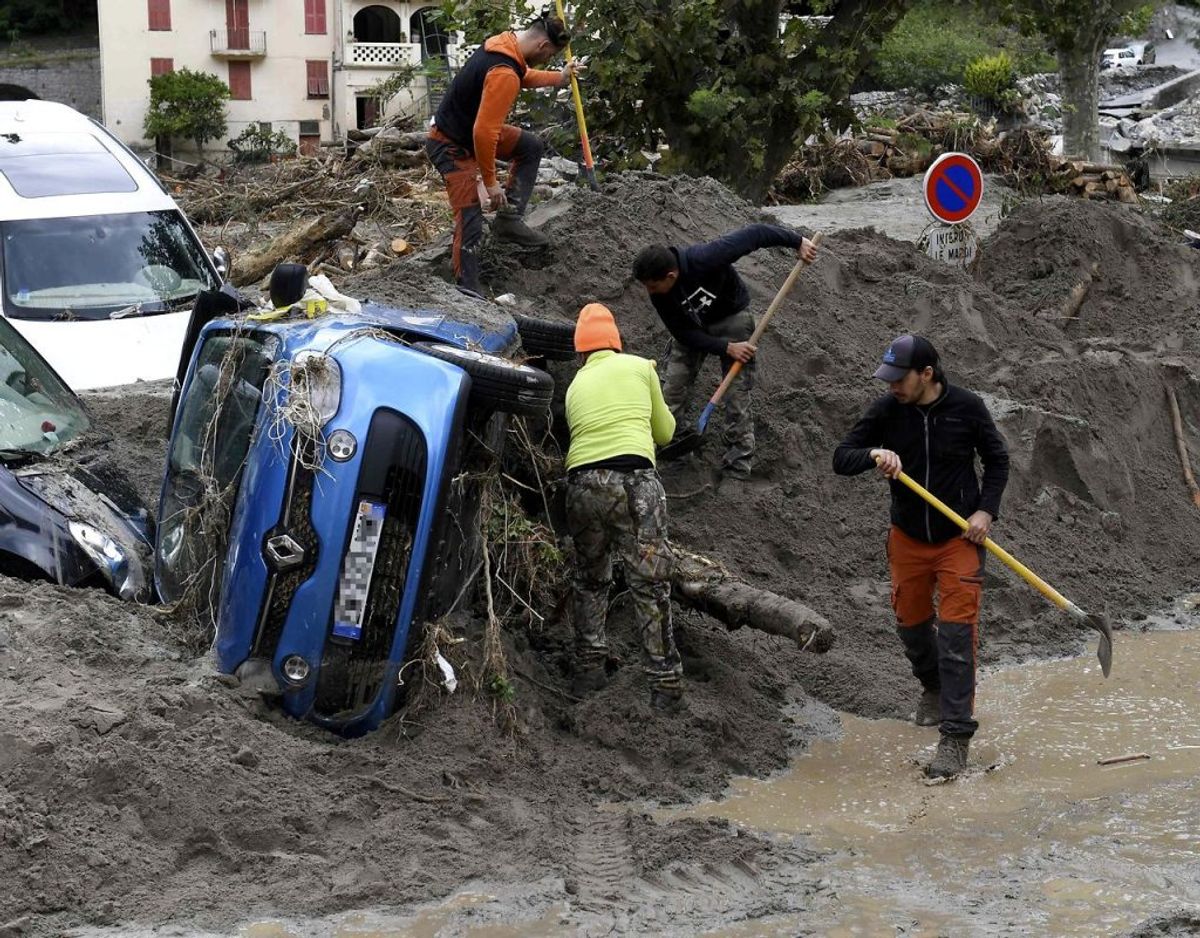 I Breil-sur-Roya i det sydøstlige Frankring blev biler mast med vandmasserne. Foto: Scanpix