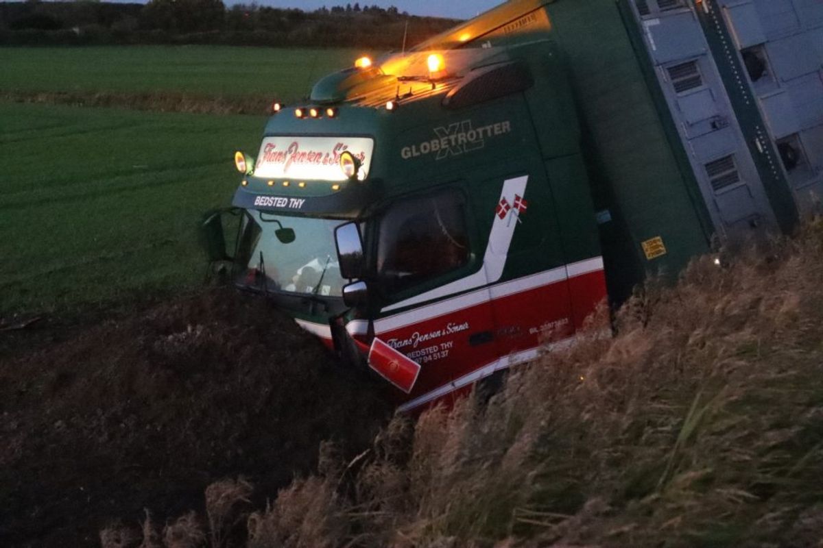 Lastbilen skal nu bjærges. Klik for flere billeder fra stedet. Foto: Presse-fotos.dk