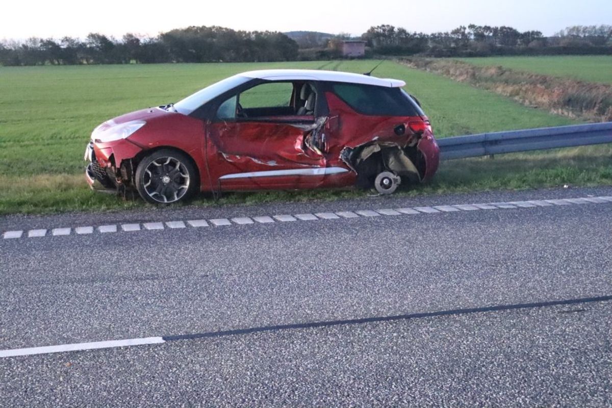 Lastbilen er endt i grøften. Klik for flere billeder fra stedet. Foto: Presse-fotos.dk