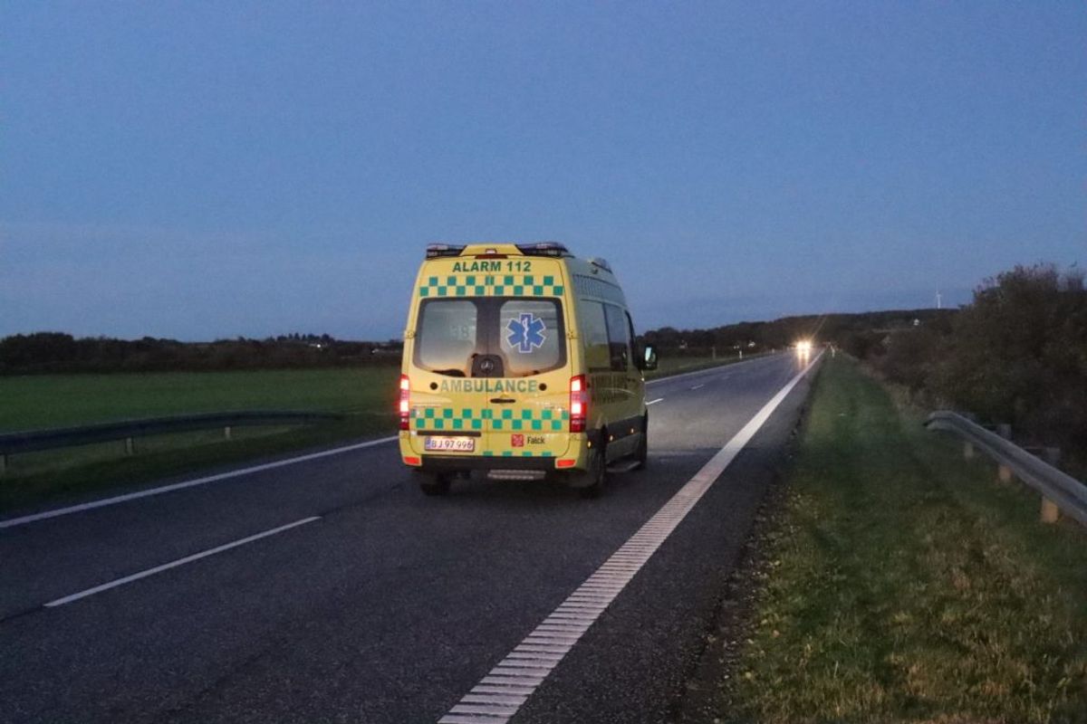 Lastbilen er endt i grøften. Klik for flere billeder fra stedet. Foto: Presse-fotos.dk
