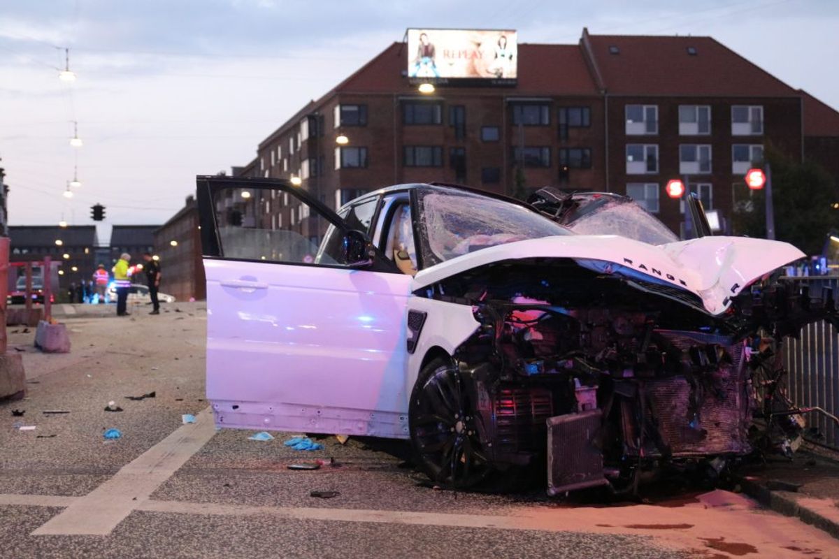 En person er i kritisk tilstand efter alvorlig ulykke. KLIK for flere billeder. Foto: Presse-fotos.dk.