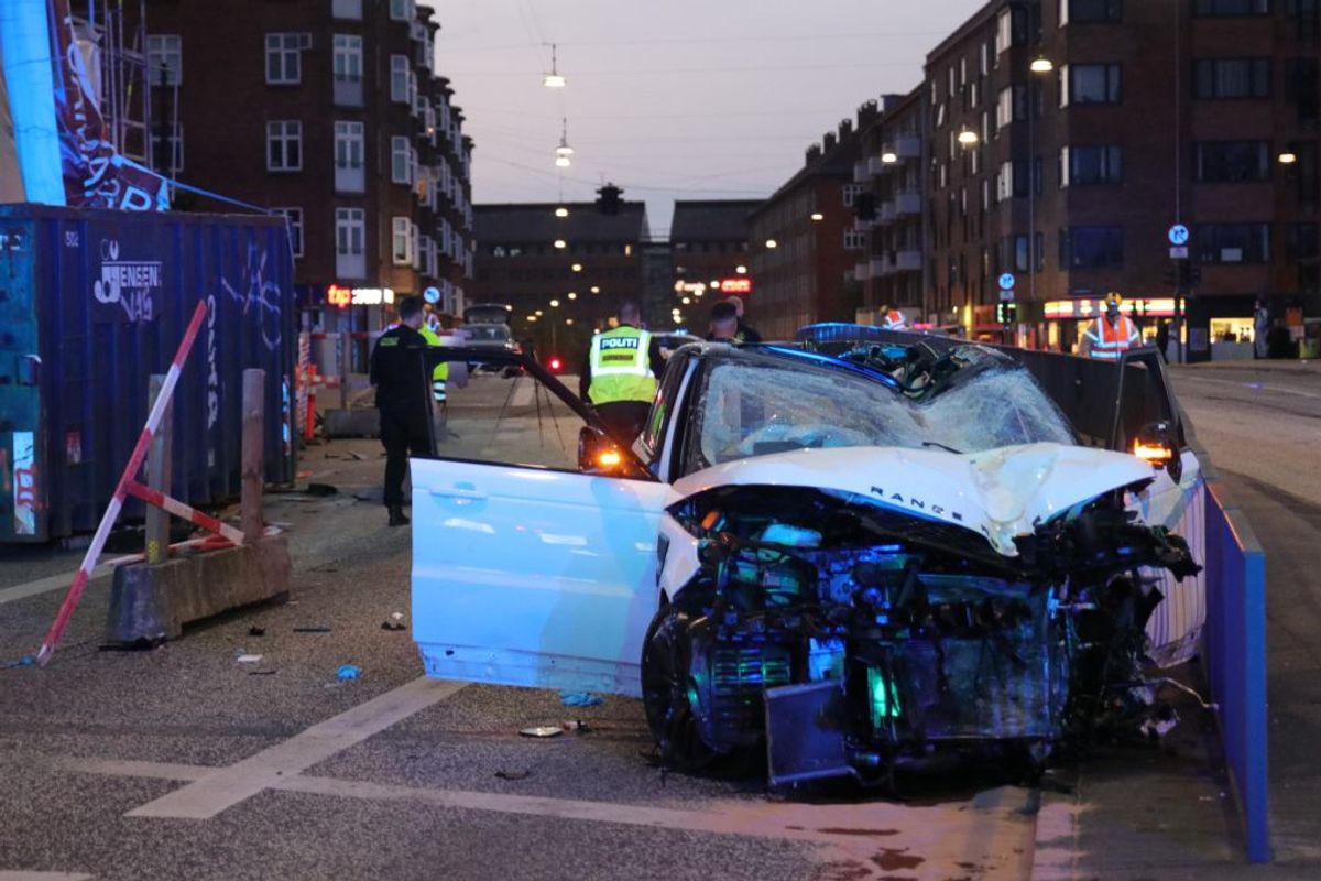 En person er i kritisk tilstand efter alvorlig ulykke. KLIK for flere billeder. Foto: Presse-fotos.dk.