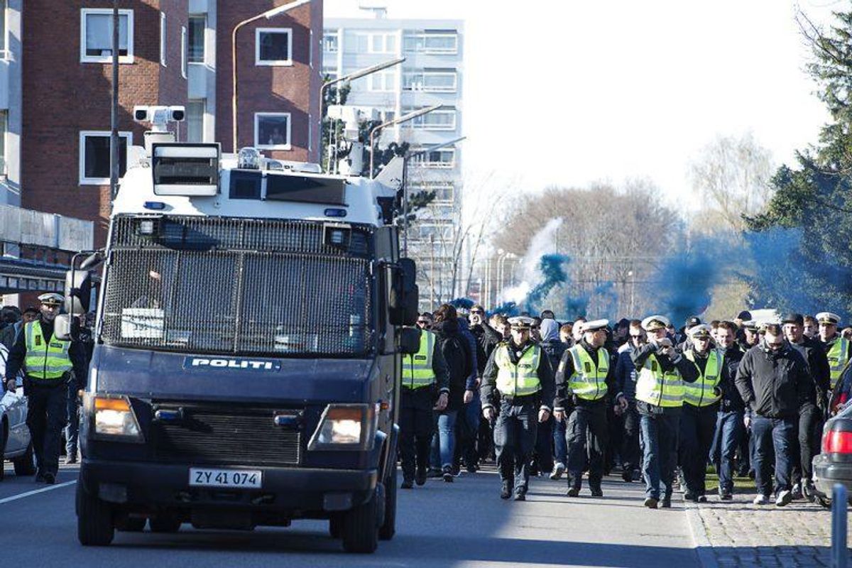 ”Hollænderen” har fået sit øgenavn fordi den er inspireret af et indsatskøretøj fra Holland. Kun Københavns Politi har i dag ”Hollænderen” til rådighed, da dette er det mest udsatte område i Danmark.
”Hollænderen” er oprindelig en Mercedes varevogn, som er tilpasset og forsynet med specialudstyr: Selve vognen er på ydersiden belagt med et stødsikkert og brandhæmmende materiale og dækkene er punkterfrie, forruden er lavet af panserglas og bagruden og sideruder er lavet af lexanglas (plexiglas). Taget er lavet af finsk krydsfinér. Køleren er beskyttet af jerngitter. Hollænderen har specialdøre og speciallåse og kører på diesel for at nedsætte risikoen for brand. Foto: Claus Bech/Scanpix.