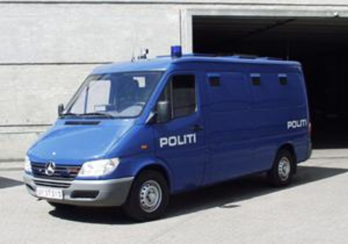 Politiets transportvogne er i bund og grund en minibus af mærket Ford Transit. Transportvognen bliver anvendt, når man skal fragte mange politimænd til samme sted, men bliver selvfølgelig også anvendt i de situationer, hvor politiet arresterer flere personer ad gangen. Foto: Politiet.