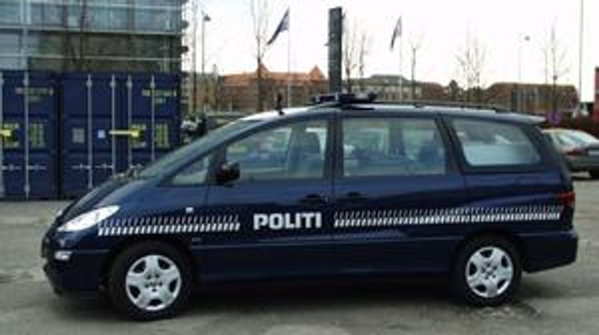 Hundepatruljebilen. På grund af plads- og vægt forhold kører hundepatruljen altid i stationcar. Det kan for eksempel være af mærket Ford Mondeo 2,0 eller som på billedet en Toyota Previa. Foto: Politiet.