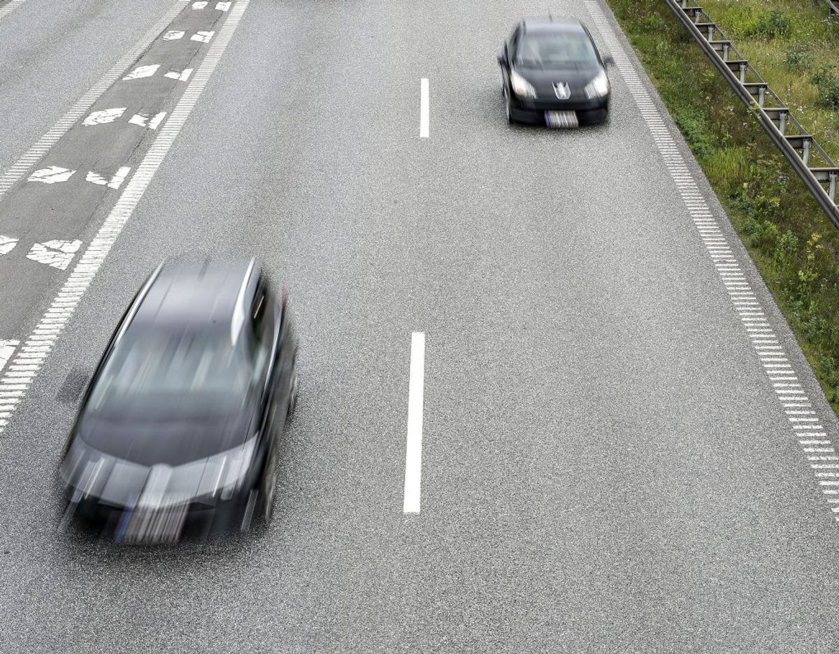 Du kommer kørende på motorvejen og hører et udrykningskøretøj komme bagfra. Hvordan reagerer du? Foto: Henning Bagger/Scanpix. KLIK OG SE HVORDAN DU SKAL REAGERE HVIS DU KØRER I HØJRE VOGNBANE.