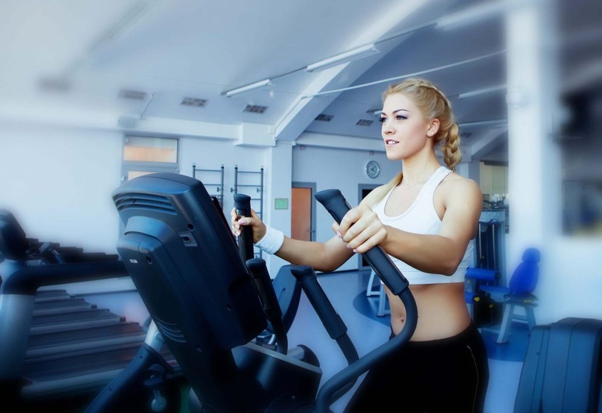 Motionsudstyr i fitnesscenteret. Kilde: The Healthy. Arkivfoto.