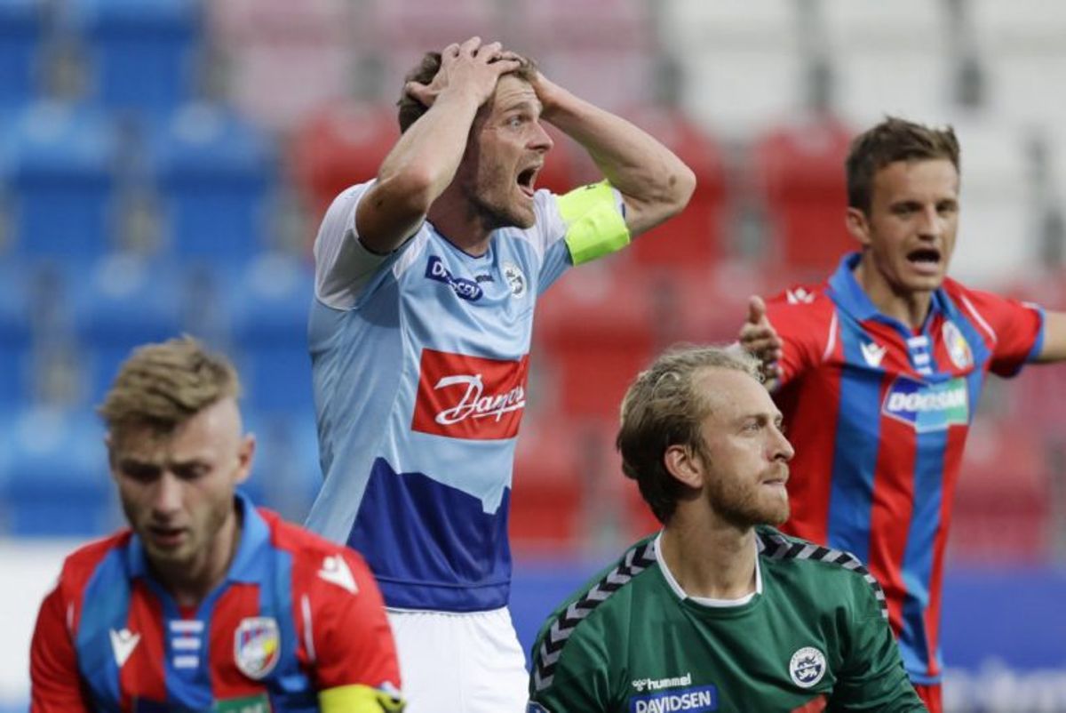 Johan Absalonsen begik et tvivlsomt straffespark efter en stor målmandsfejl af Sønderjyskes Lawrence Thomas. – Foto: David W Cerny/Reuters