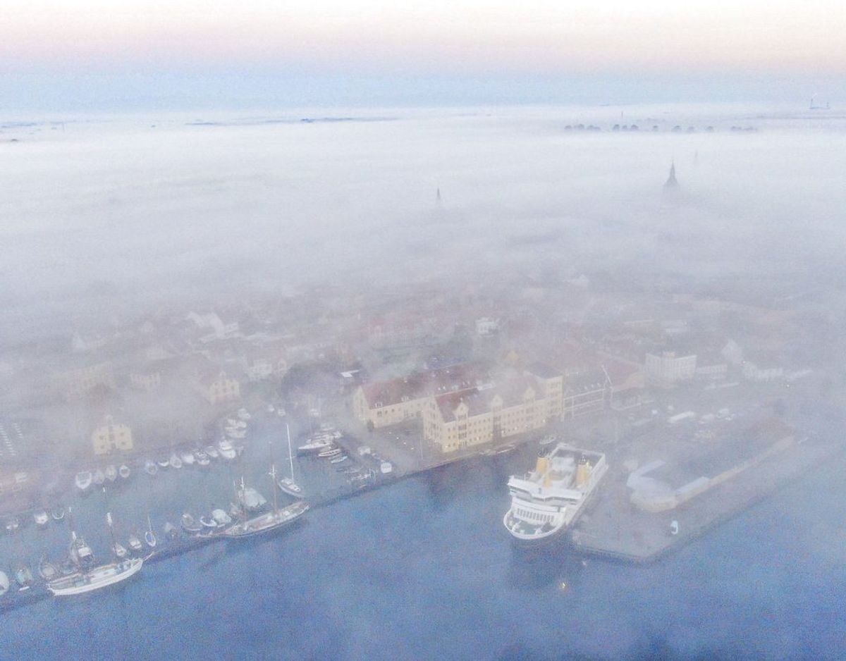 Svendborg Havn er også indhyldet i tåge. Foto: Michael Bager/Ritzau Scanpix.