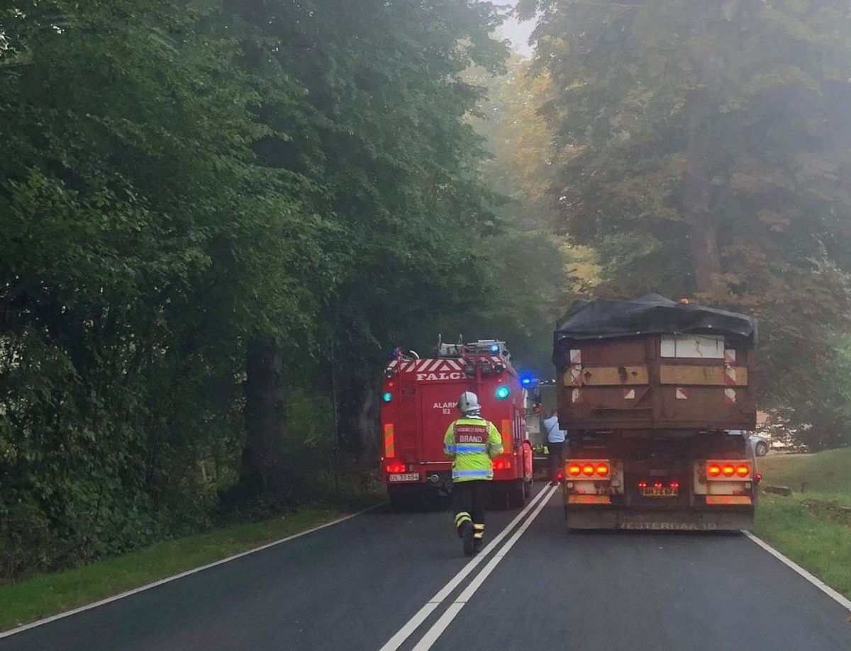 En person er kørt ind i et vejtræ – vejen er totalt spærret. KLIK for flere billeder. Foto: Presse-fotos.dk.