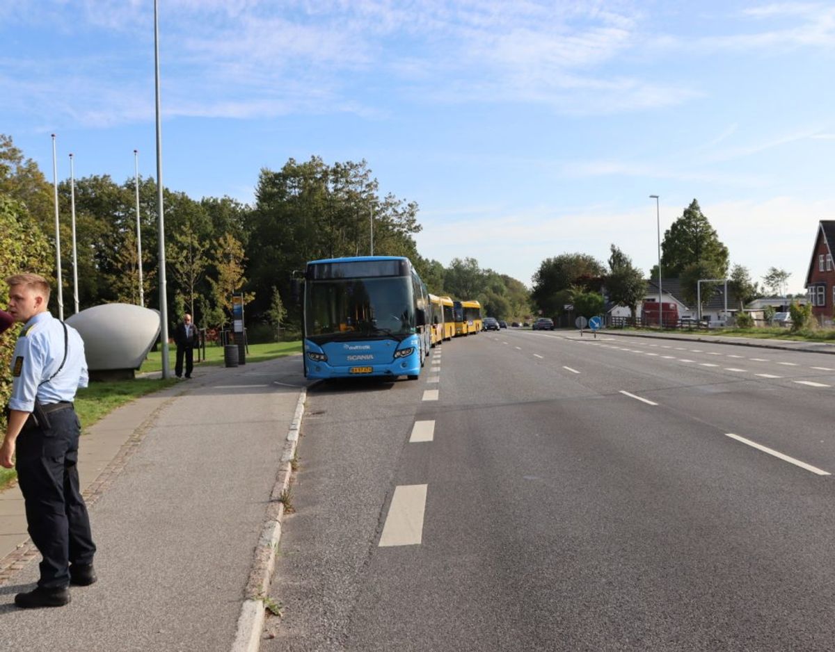 Trafikken er spærret flere steder. Foto: Øxenholt Foto.