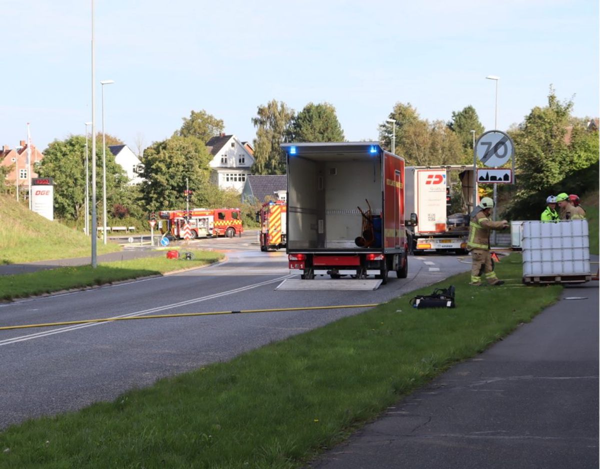 Brandvæsnet arbejder på stedet. Foto: Øxenholt Foto.