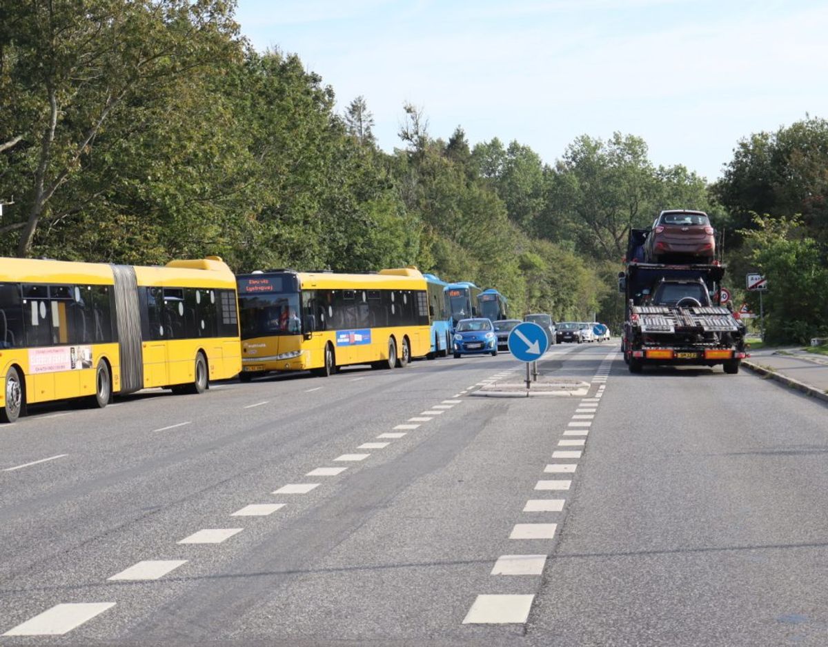 Der var mandag eftermiddag ingen tidshorisont for genåbning af de spærrede veje. Foto: Øxenholt Foto.