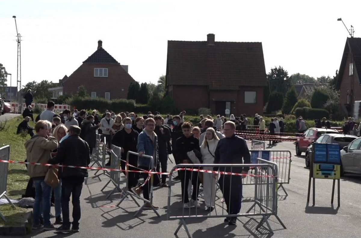Hundredevis af mennesker har mandag stået i kø ved COVID-19-testteltet ved Casa Arena i Horsens. – Foto: TV2 Østjylland.
