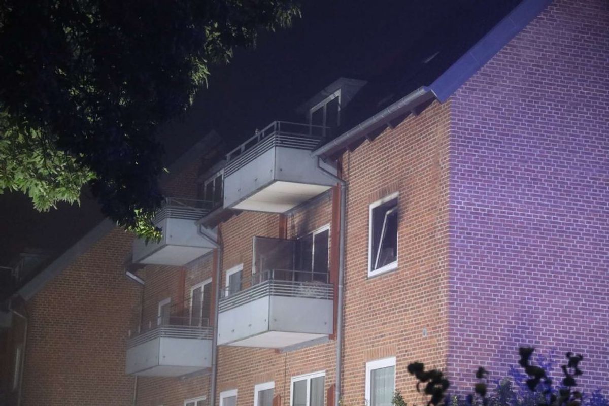 Politiet efterforsker en brand i en lejlighed som påsat. KLIK for flere billeder. Foto: Øxenholt Foto.