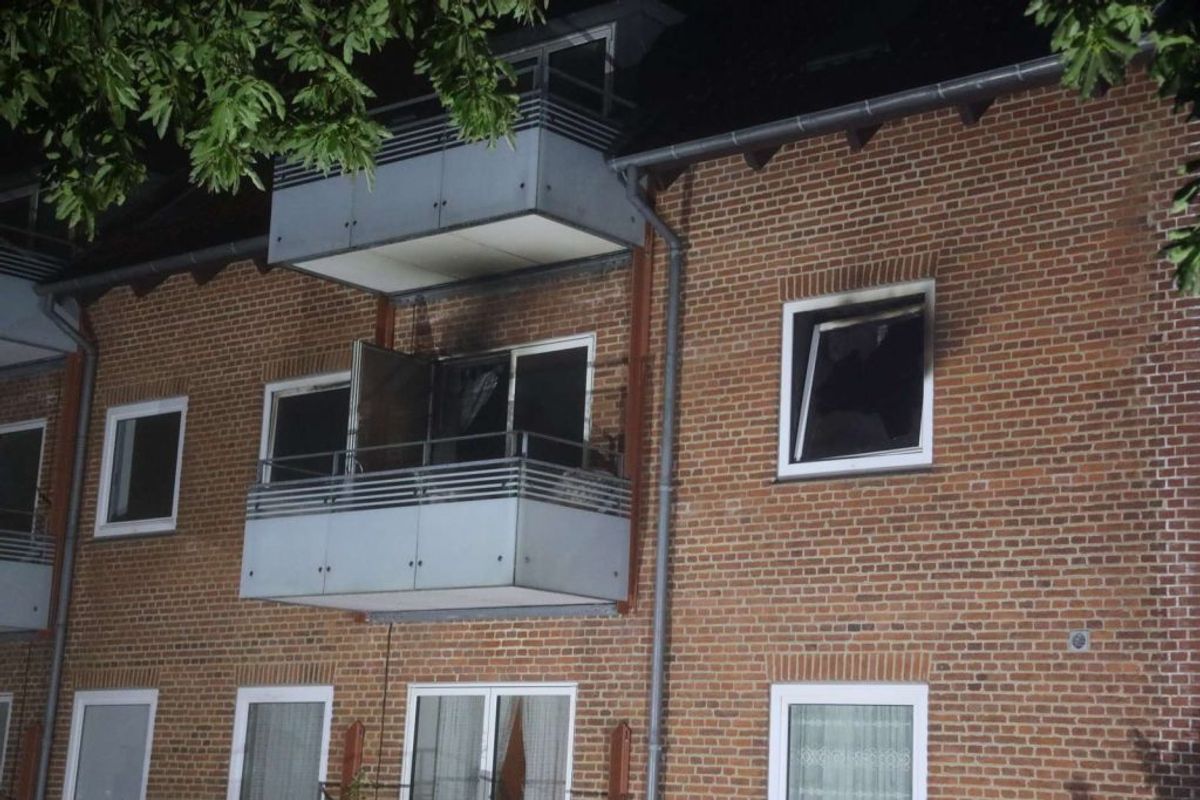 Politiet efterforsker en brand i en lejlighed som påsat. KLIK for flere billeder. Foto: Øxenholt Foto.
