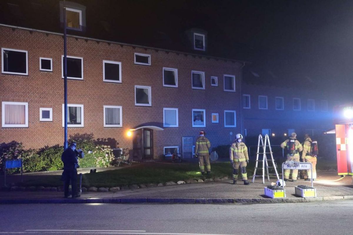 Politiet efterforsker en brand i en lejlighed som påsat. KLIK for flere billeder. Foto: Øxenholt Foto.
