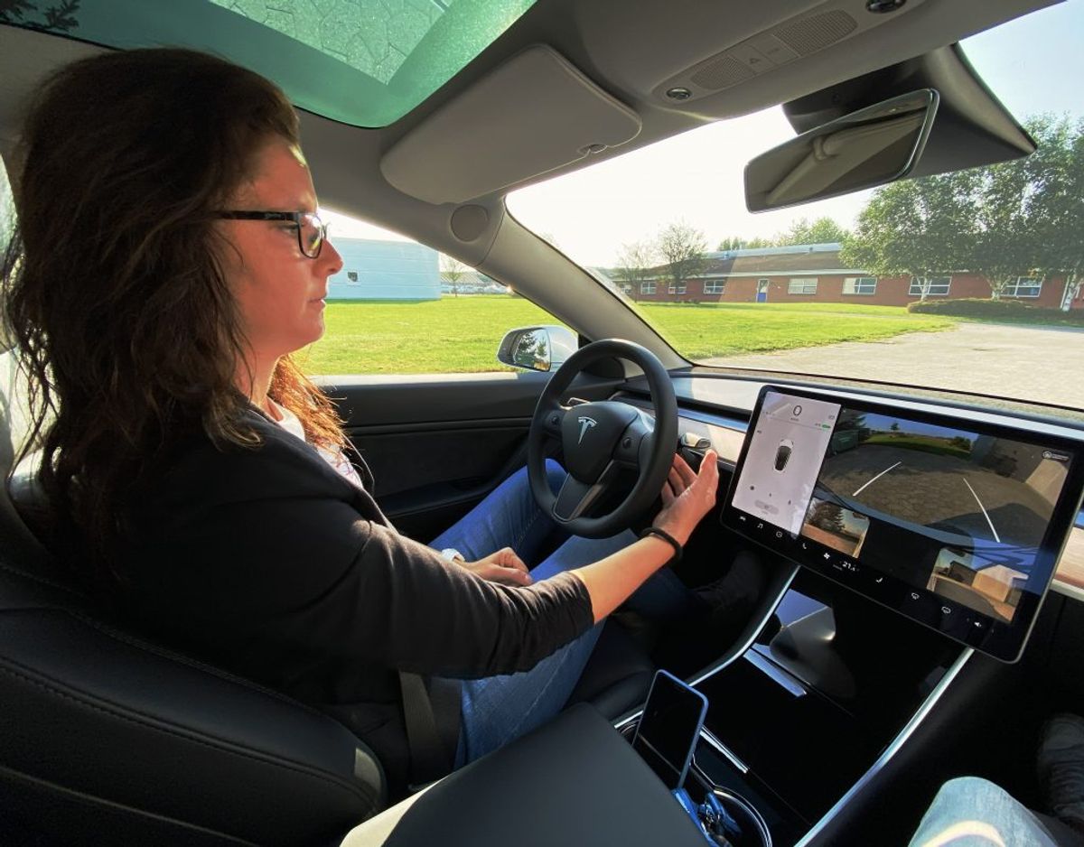 Et ret og en skærm er i store træk det eneste, man finder i en Tesla. Mette Skygge Jensen fra Fredericia har lige sagt “jeg fryser”, og op blev temperaturen skruet. Foto: Massimo Grillo