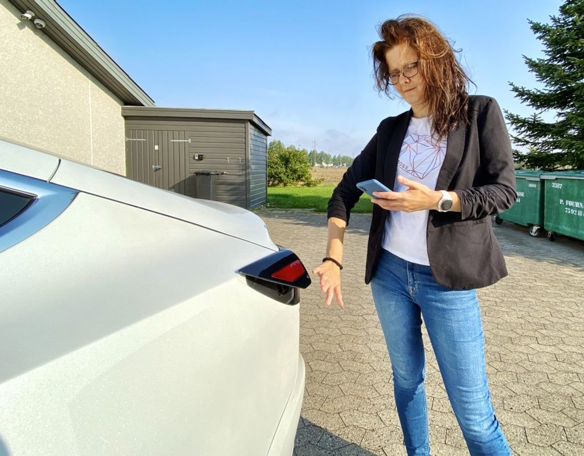 Elbilens bedste ven er en smartphone. Fra denne kan man næsten styre alt. Man kan sågar få Teslaen til at køre hen til sig. Foto: Massimo Grillo.