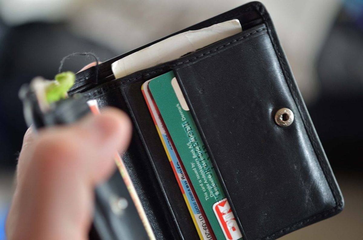 Du rører formentlig ved dine kreditkort flere gange om dagen – men hvornår var sidste gang, du gjorde dem rent? Kilde: Reader’s Digest. Arkivfoto.