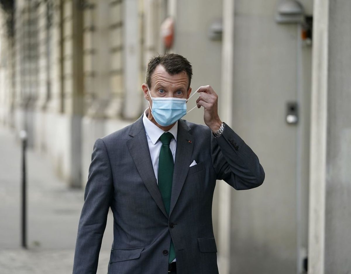 Mundbind af, så er han klar. Klik og se flere billeder af den friske prins. Foto: Scanpix