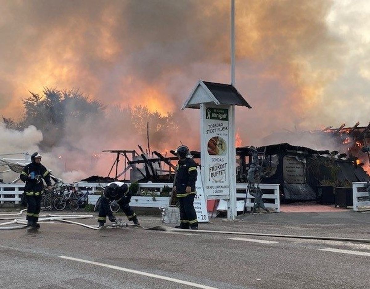 Flammerne stod mellem 10 og 15 meter op i luften. Foto: Presse-fotos.dk