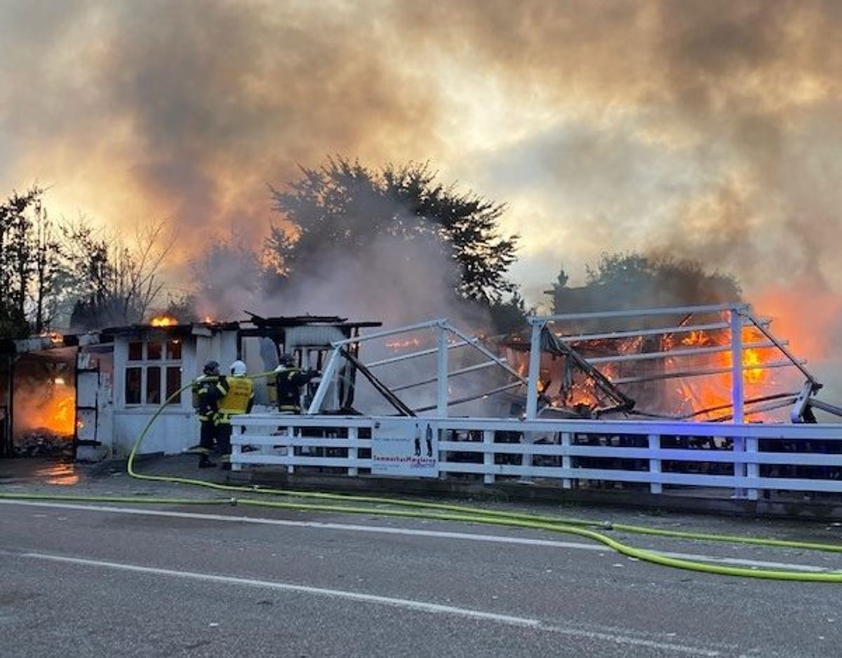 Der foretages en kontrolleret nedbrænding. Foto: Presse-fotos.dk