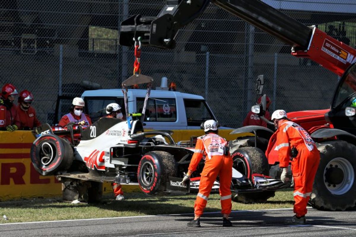 Kevin Magnussen (Haas) udgik for andet løb i træk i Formel 1, da danskeren blev påkørt på syvende omgang i grandprixet i Toscana og måtte se sin racer tage alvorligt skade. Danskeren blev set hoppe ud af sin racer uden at se ud til at have lidt alvorlig fysisk skade. – Foto: James Moy/Ritzau Scanpix