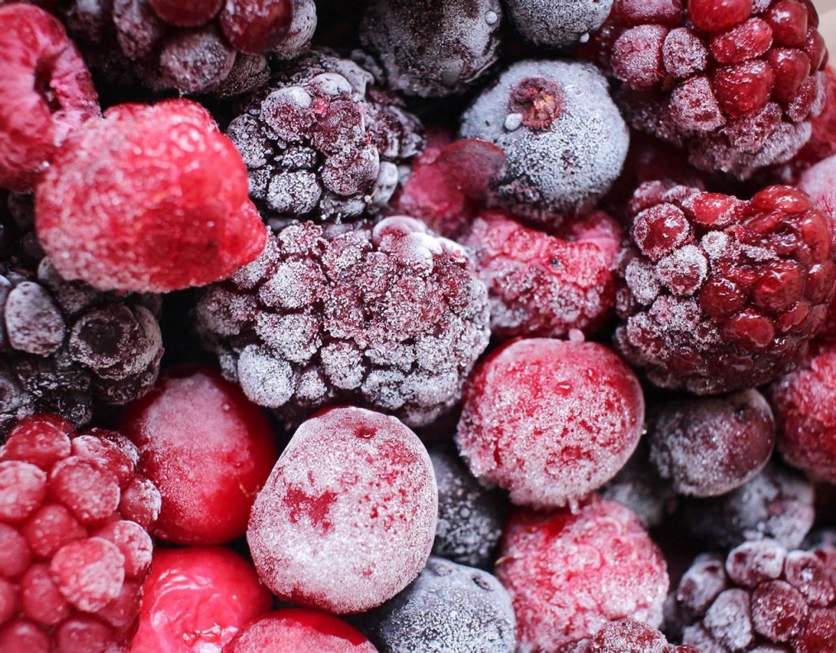 Fødevarestyrelsen anbefaler, at du koger frosne bær i mindst ét minut for at undgå smitte med virus som leverbetændelse og novorius. Foto: Scanpix.
