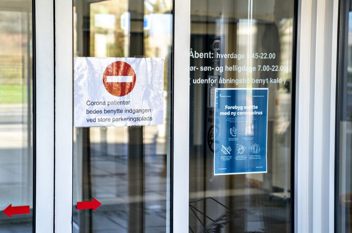 Hvis du bliver henvist til en sundhedsfaglig vurdering, vil en sundhedsperson hos regionens vurderingsenhed vurdere, om du skal testes og eventuelt indlægges. varer ved over flere dage uden bedring. Kilder: Sundhedsstyrelsen, Politi.dk, Rigshospitalet, Region Sjælland/Ritzau (Foto: Henning Bagger/Ritzau Scanpix)