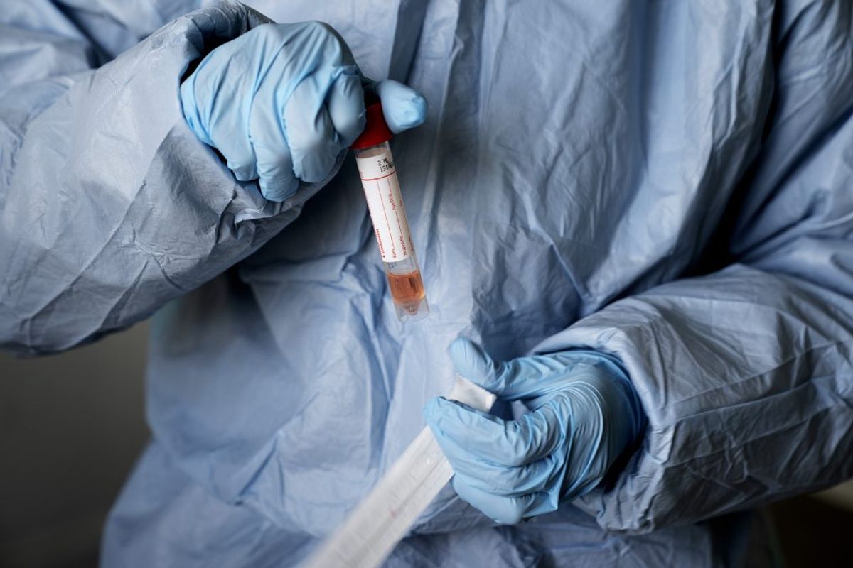 For at teste for coronavirus bliver der taget en prøve af sekret fra de nedre luftveje eller fra svælget. Prøven tages med en særlig vatpind fra mundens slimhinde. varer ved over flere dage uden bedring. Kilder: Sundhedsstyrelsen, Politi.dk, Rigshospitalet, Region Sjælland/Ritzau (Foto: Claus Bech/Ritzau Scanpix)