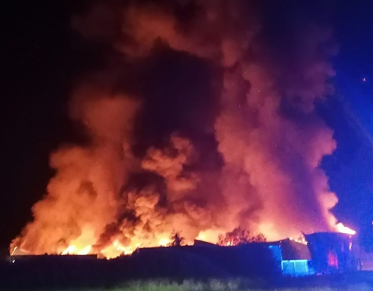 To personer har hældt brandbar væske ud inde i industribygningen. Foto: Øxenholt Foto