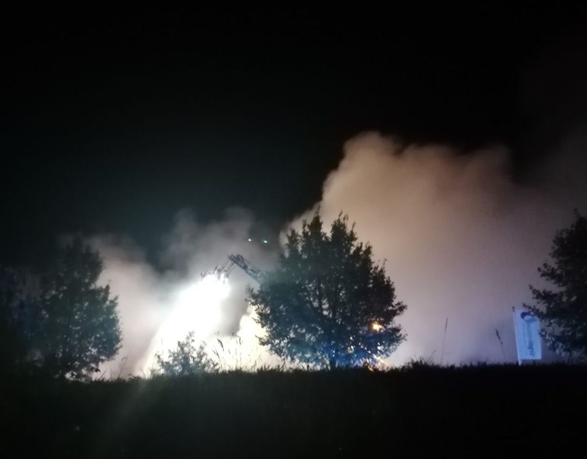 Industribygningen nedbrændte. Foto: Øxenholt Foto