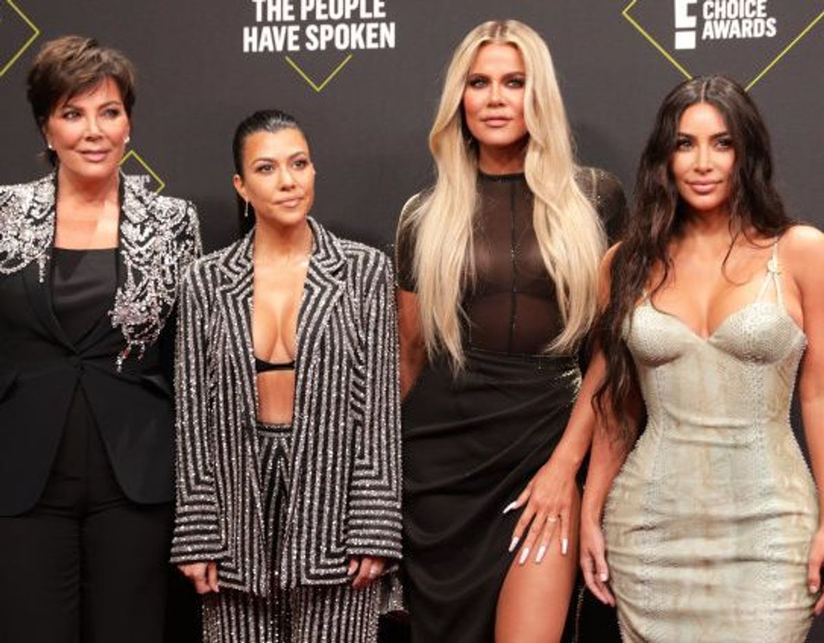Fra venstre til højre ses Kris Jenner, Kourtney Kardashian, Khloe Kardashian og Kim Kardashian ved People’s Choice Awards i Californien i 2019. Foto: Monica Almeida/Reuters