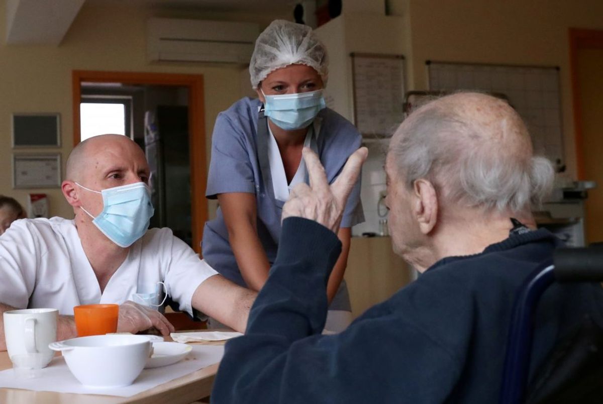 Hvis du har milde symptomer og samtidig har tæt kontakt med personer i særlige risikogrupper. varer ved over flere dage uden bedring. Kilder: Sundhedsstyrelsen, Politi.dk, Rigshospitalet, Region Sjælland/Ritzau (Foto: YVES HERMAN/Ritzau Scanpix)