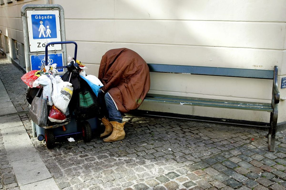 Hvis du har milde symptomer og samtidig har problemer med at isolere dig selv. Eksempelvis hvis du er hjemløs, eller hvis dine boligforhold ikke tillader, at du isolerer dig fra dine familiemedlemmer. varer ved over flere dage uden bedring. Kilder: Sundhedsstyrelsen, Politi.dk, Rigshospitalet, Region Sjælland/Ritzau (Foto: Bjarke Ørsted/Ritzau Scanpix)